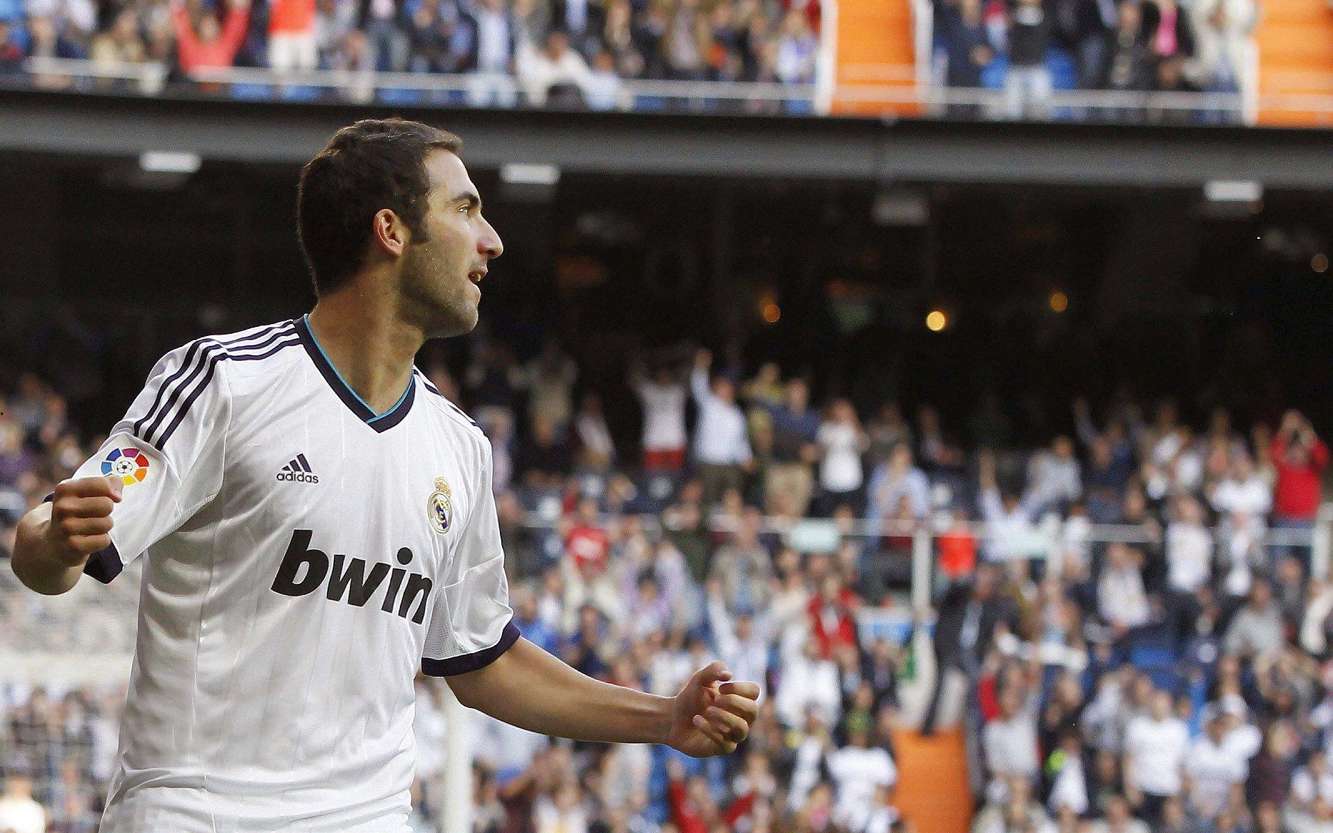 中超联赛，上海海港力克山东泰山，领跑积分榜