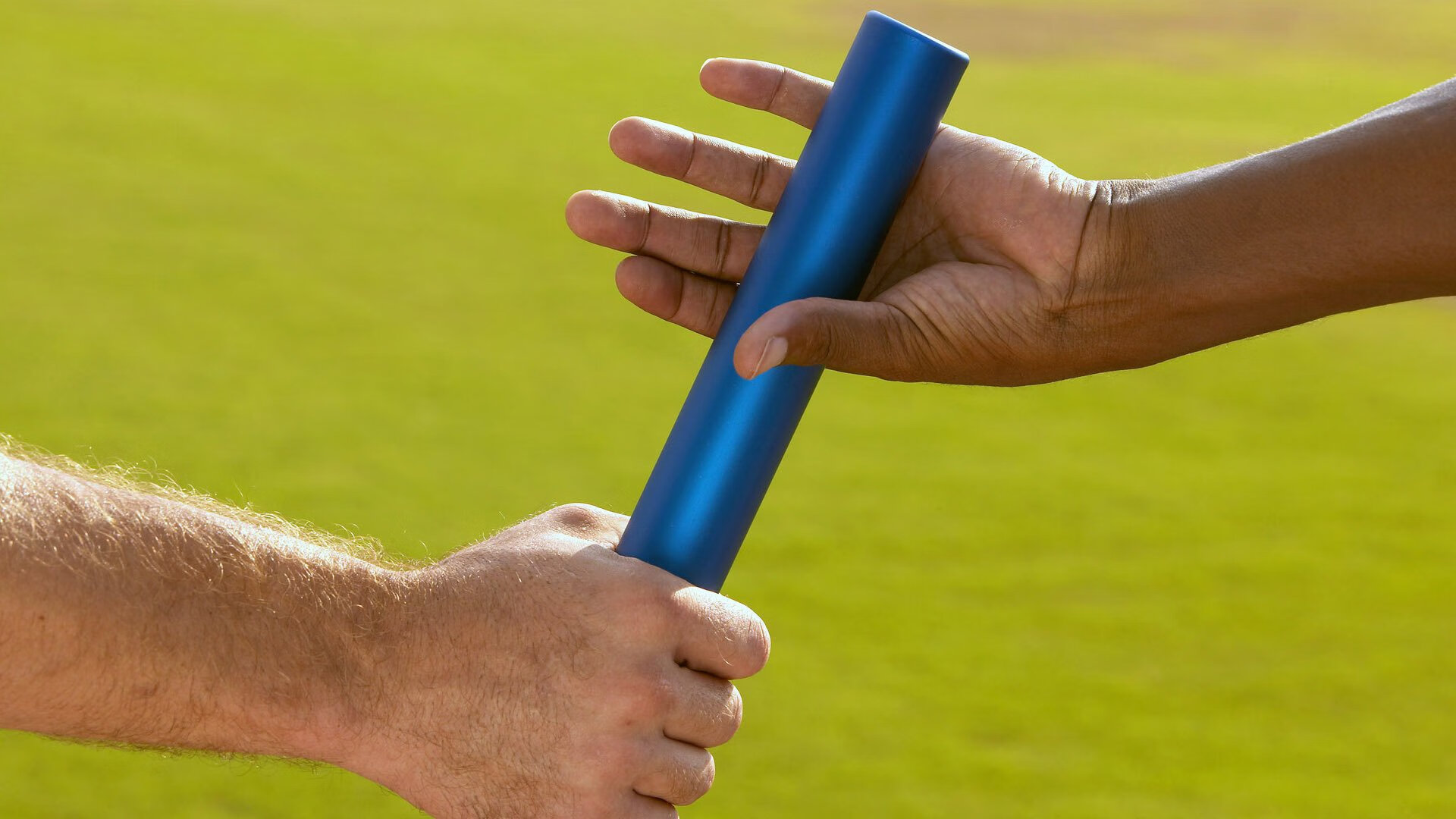 英超联赛激战正酣，曼城逆转利物浦登顶积分榜